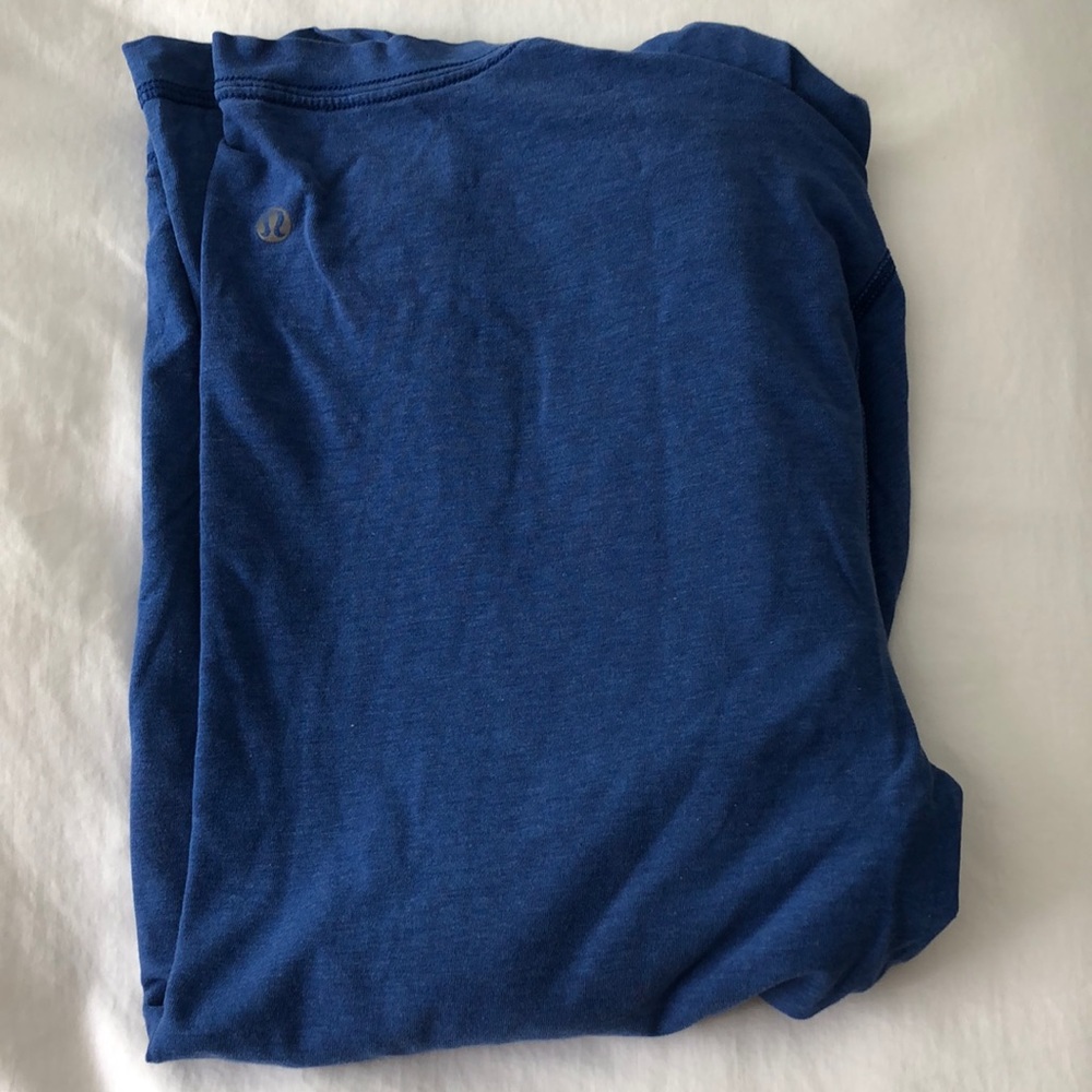 Men’s Lululemon long sleeved tee in blue